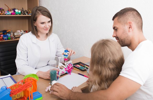 طفل في جلسة لعب علاجي مع أخصائية